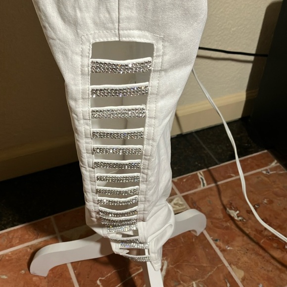 👖💖Kristen’s Kloset White Pants W/Side Cut Outs & Rhinestone Accents Size 10 - Picture 5 of 6